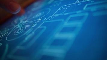 Rör skärm visa enhet med information handla om teknisk specifikationer ritningar och utvecklingen. en kvinnas hand vänder genom de information på de visa, skott närbild video