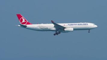 phuket, thailand 13. november 2019 - turkish airlines airbus a330 im endanflug über mai khao beach, bevor er am internationalen flughafen phuket in zeitlupe landet. video