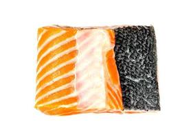 trozo de filete de salmón fresco en rodajas aislado sobre fondo blanco, vista superior foto