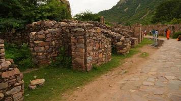 una antigua estructura histórica de piedra foto