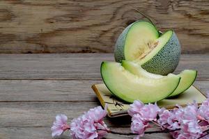 melón en rodajas sobre fondo de madera foto