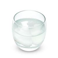 copos de coco y jugo en vaso de vidrio aislado sobre fondo blanco, incluyen ruta de recorte foto