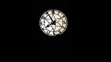 imagen de la torre del reloj en fondo oscuro. foto