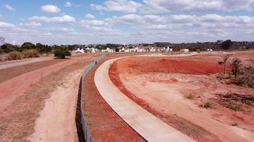 Brasilien, Brasilien, augusti 25, 2022 antenn se av de tung plikt metall fäktning den där går runt om Allt av brule marx parkera i de nordväst av Brasilien, Brasilien video