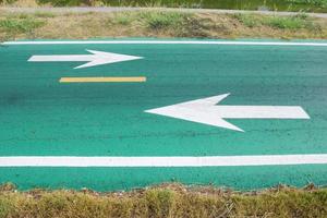 camino verde con flecha blanca. foto