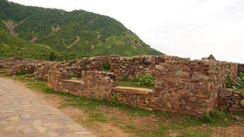 una antigua estructura histórica de piedra foto