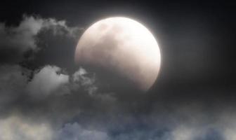 cielo nocturno de luna llena con nubes, diseño de enfoque suave foto