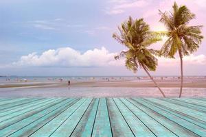 mesa de madera con paisaje de playa desenfoque de fondo foto