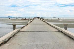 embarcadero de cemento en el paisaje marino foto