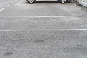 líneas de estacionamiento sobre fondo de asfalto foto