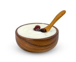Yogur con fruta de moras en cuenco de madera aislado en fondo blanco, incluye trazado de recorte foto