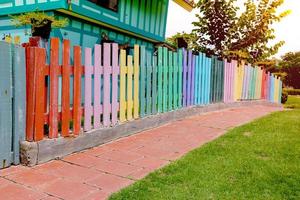 valla de madera multicolor con pasarela en el jardín, patrón de madera foto