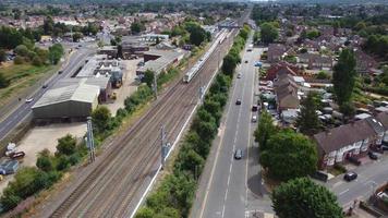 tåg rör på sig på spår på solnedgång tid, de antal fot var fångad på leagrave luton station av England på en skön solnedgång tid, tåg är godkänd från brittiskt stad video