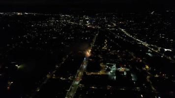 vista aérea nocturna de la ciudad británica iluminada. imágenes de drones de la ciudad de luton en inglaterra por la noche video