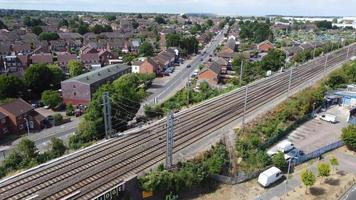 hög vinkel drönares kameravy av järnvägsspår i luton england uk video