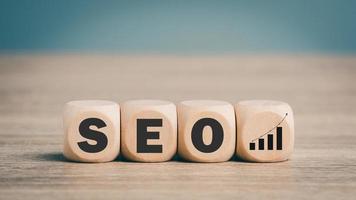 SEO concepts, optimization analysis tools, search engine rankings, social media sites based on results analysis data. , Customers use keywords to connect products, wooden blocks on the table. photo