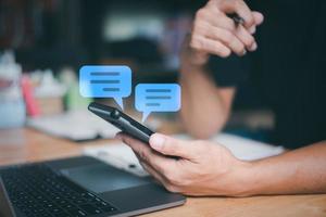 los operadores usan teléfonos inteligentes para chatear mensajes en línea para proporcionar información al cliente, conceptos de tecnología de comunicación digital, conversaciones de mensajes o redes sociales y opiniones de chat. foto