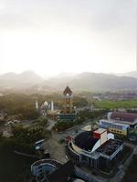 hermosa vista aérea, torre sabilulungan en bandung, java occidental-indonesia. foto