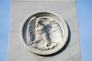 Berlín, Alemania, 2014. Emblema del águila bajo una estatua en el puente del castillo de Berlín. foto