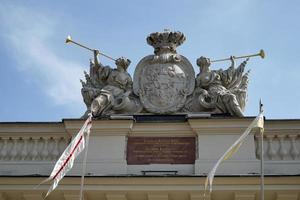 poznan, polonia - 16 de septiembre de 2014. escudo de armas en la caseta de vigilancia en poznan foto