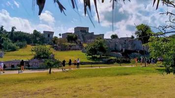 tulum quintana roo messico 2022 antiche rovine di tulum sito maya tempio piramidi manufatti paesaggio marino messico. video