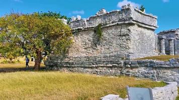 tulum quintana roo mexico 2022 antiguas ruinas de tulum sitio maya templo piramides artefactos paisaje marino mexico. video