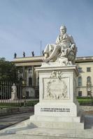Berlín, Alemania - 15 de septiembre de 2014. estatua de humboldt fuera de la universidad de humboldt en berlín el 15 de septiembre de 2014 foto