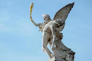 Berlín, Alemania, 2014. estatua en el puente del castillo de Berlín foto