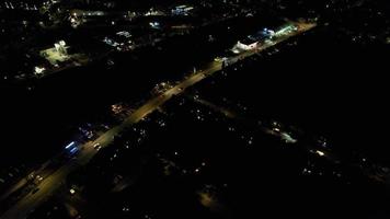 prachtig antenne visie van luton stad- van Engeland Bij nacht. hoog hoek beeldmateriaal nemen met drone's camera video