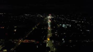 vista aérea nocturna de la ciudad británica iluminada. imágenes de drones de la ciudad de luton en inglaterra por la noche video