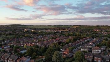skön antenn se av brittiskt stad bostäder på solnedgång gyllene timme tid video