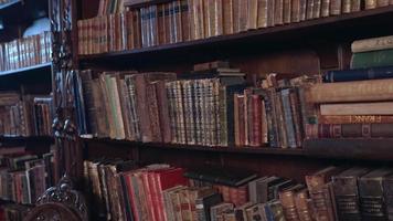 antiga biblioteca com prateleiras de livros antigos. video