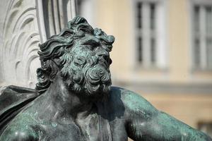 berlín, alemania, 2014. uno de los cuatro guerreros encadenados en la base del rey frederic la gran estatua del palacio de charlottenburg en berlín foto