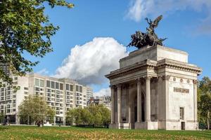 LONDON - NOVEMBER 3. Monument to Wellington in the middle of Hyde Park Corner roundabout in Lond. Unidentified peopleon on November 3, 2013 photo