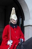 londres - 3 de noviembre. salvavidas de la caballería de la casa de reinas en londres el 3 de noviembre de 2013. hombre no identificado. foto