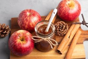 mermelada de manzana en un tarro de cristal transparente foto