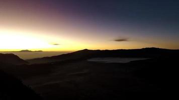 concept 1-n1 zonsopkomst met bergachtig visie in bromo tengger semeru nationaal park video