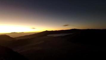 concepto 2-n1 amanecer con vista montañosa en el parque nacional bromo tengger semeru video