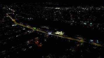 prachtig antenne visie van luton stad- van Engeland Bij nacht. hoog hoek beeldmateriaal nemen met drone's camera video