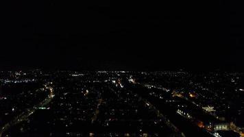 magnifique vue aérienne de la ville de luton en angleterre la nuit. prise de vue en grand angle avec la caméra du drone video