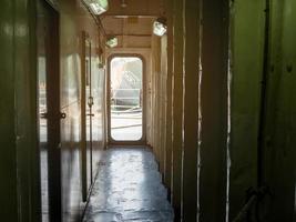 mirando hacia la puerta de salida el pasaje dentro de los buques de guerra navales foto