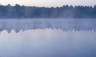 niebla matutina en el lago, disparo al amanecer foto
