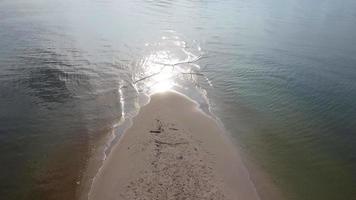 plage de sable qui s'avance au milieu de la mer avec une belle eau. plage de laem haad, attractions célèbres de koh yao yai, phang nga, thaïlande. video