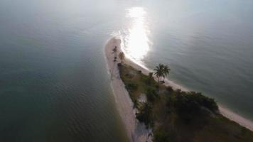 praia de areia que se projeta no meio do mar com belas águas. praia de laem haad, atrações famosas de koh yao yai, phang nga, tailândia. video