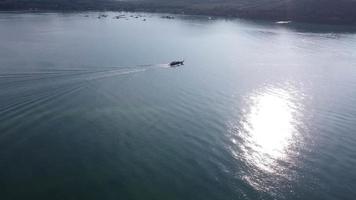 yates de lujo o transbordadores navegan en el mar de andaman desde koh yao yai hasta el muelle en phuket, tailandia. concepto de viaje y transporte. video