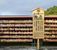 kyoto, japón - 25 de noviembre de 2016 imágenes votivas de ema, que es una pequeña placa de madera para las oraciones para escribir votos de amor en un templo kiyomizudera en kyoto, japón foto