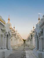 mandalay, myanma - 19 de diciembre de 2013 pagoda kuthodaw en mandalay, myanmar. el libro más grande del mundo. foto