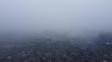 belas nuvens sobre a cidade britânica video