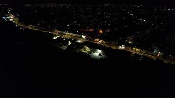 linda vista aérea da cidade de luton da inglaterra à noite. filmagem de alto ângulo com a câmera do drone video