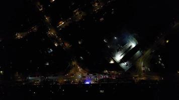natt antenn se av upplyst brittiskt stad. drönare antal fot av luton stad av England på natt video